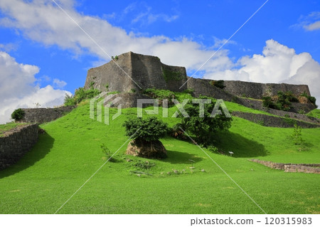 [Okinawa Prefecture] Katsuren Castle ruins (San no Kuruwa) on a clear day 120315983