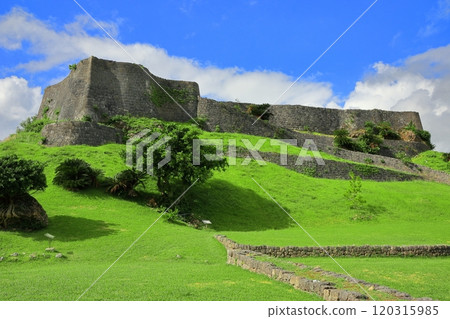 [Okinawa Prefecture] Katsuren Castle ruins (San no Kuruwa) on a clear day 120315985