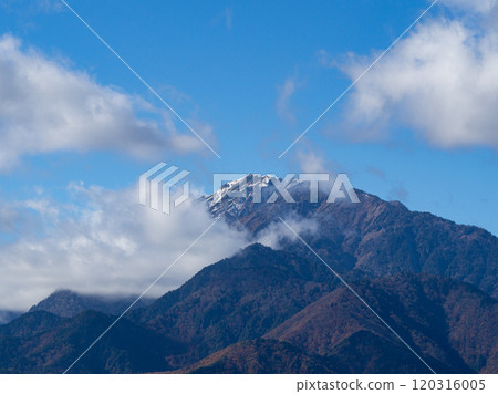 Snow-capped Northern Alps and autumn foliage in Hakuba Village, Nagano Prefecture 120316005