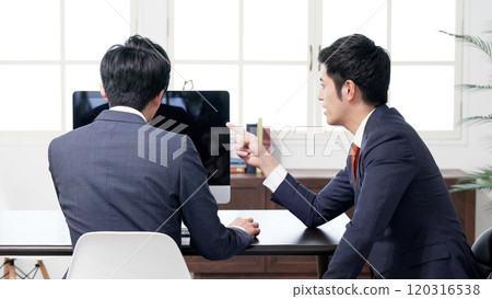 Businessmen looking at a screen and having a meeting 120316538