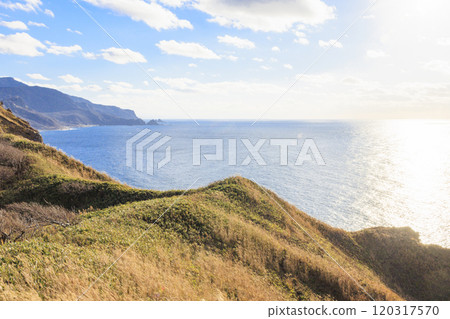 Cape Kamui enveloped in autumn breezes [Hokkaido] 120317570