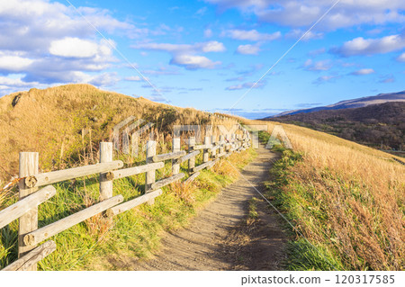 Cape Kamui enveloped in autumn breezes [Hokkaido] 120317585