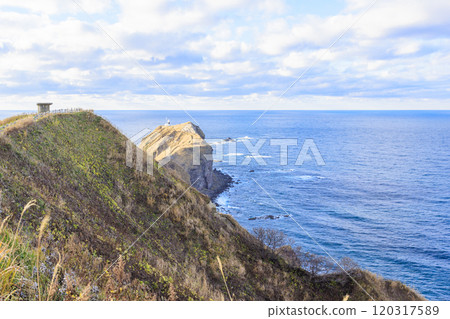 Cape Kamui enveloped in autumn breezes [Hokkaido] 120317589