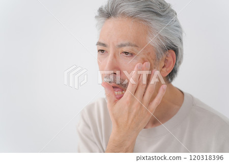 中年白髮男士美容 120318396