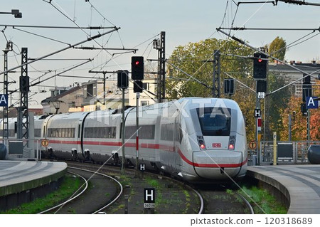 早上，德國最大的車站柏林中央車站的火車陸續抵達和出發 120318689