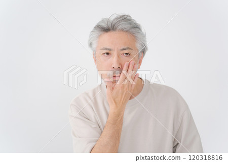 中年白髮男士美容 120318816