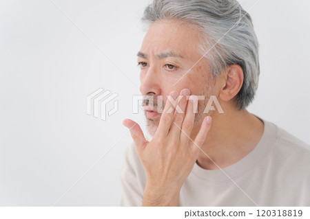 中年白髮男士美容 120318819