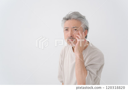 中年白髮男士美容 120318820