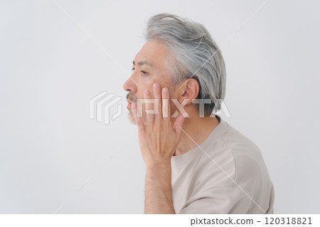 中年白髮男士美容 120318821