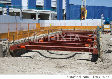 開挖作業、切割梁/土木工程作業 120319233