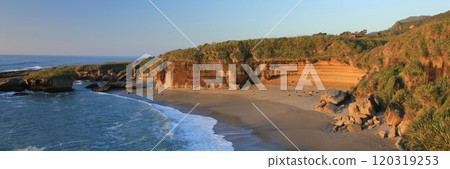 Bay at sunset, Punakaiki, New Zealand. 120319253