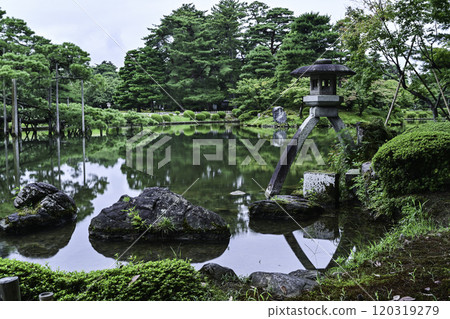 夏天的兼六園綠意盎然 120319279