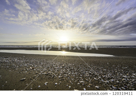 內在海岸的晚上視圖 內在海岸的晚上視圖 120319411