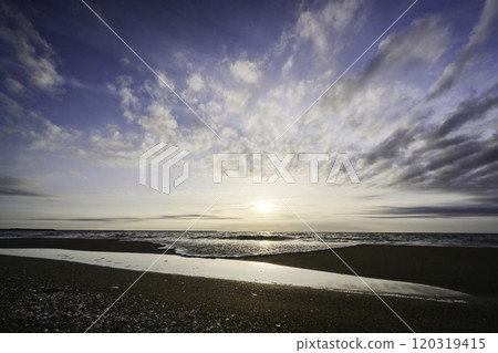 內在海岸的晚上視圖 內在海岸的晚上視圖 120319415
