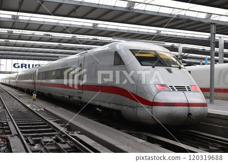 Morning at Munich Central Station, the largest station in southern Germany, with trains arriving and departing one after another Morning at Munich Central Station, the largest station in southern Germany, with trains arriving and departing one after another 120319688