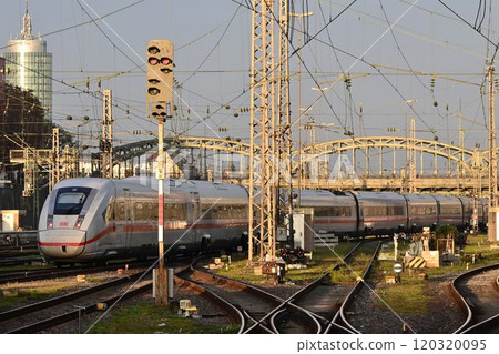 德國南部最大的車站－慕尼黑中央車站，清晨，火車陸續抵達和出發 120320095