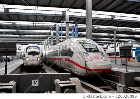 Morning at Munich Central Station, the largest station in southern Germany, with trains arriving and departing one after another Morning at Munich Central Station, the largest station in southern Germany, with trains arriving and departing one after another 120320099