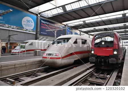 Morning at Munich Central Station, the largest station in southern Germany, with trains arriving and departing one after another 120320102