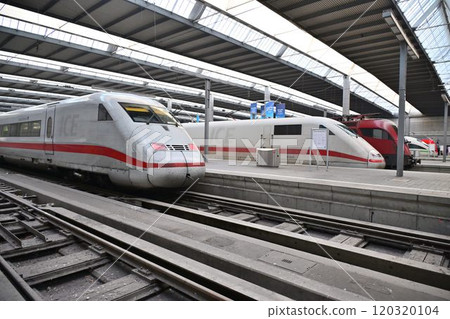 德國南部最大的車站－慕尼黑中央車站，清晨，火車陸續抵達和出發 120320104