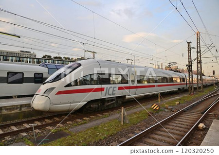 Morning at Munich Central Station, the largest station in southern Germany, with trains arriving and departing one after another Morning at Munich Central Station, the largest station in southern Germany, with trains arriving and departing one after another 120320250