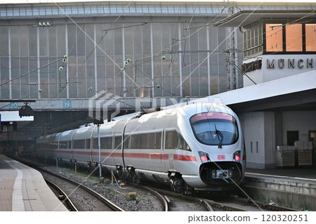 Morning at Munich Central Station, the largest station in southern Germany, with trains arriving and departing one after another Morning at Munich Central Station, the largest station in southern Germany, with trains arriving and departing one after another 120320251