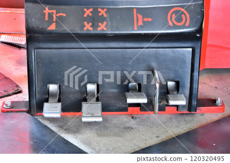 Tire change, flat tire, operation pedal, tire reassembly Tire change, flat tire, operation pedal, tire reassembly 120320495