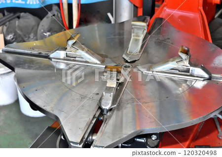 Tire change, flat tire, turntable, tire reassembly Tire change, flat tire, turntable, tire reassembly 120320498