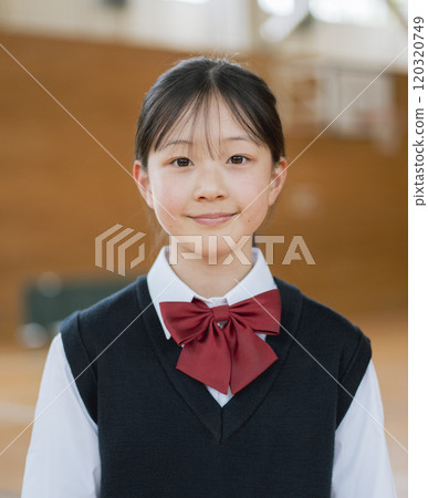 體育館裡的黑髮日本女學生 120320749