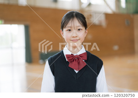 體育館裡的黑髮日本女學生 120320750