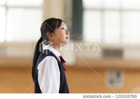 體育館裡的黑髮日本女學生 120320760