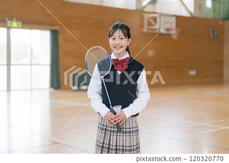 有羽毛球拍的女孩在健身房 120320770