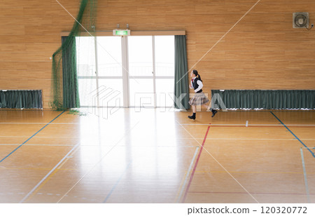 國中女生在健身房跑步 120320772