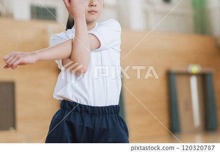女孩在健身房裡伸展身體 120320787