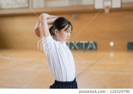 女孩在健身房裡伸展身體 120320790