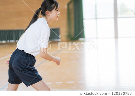 準備跑步的女學生 準備跑步的女學生 120320793