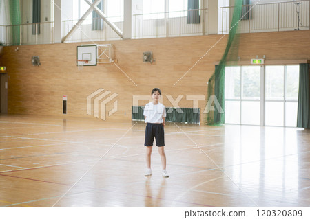 站在學校體育館內的女孩 120320809