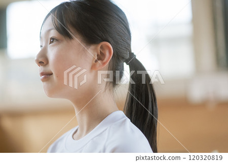 一位女學生的側臉充滿希望的表情 一位女學生的側臉充滿希望的表情 120320819