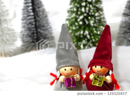 兩個女孩在雪地裡搬運禮物 120320857