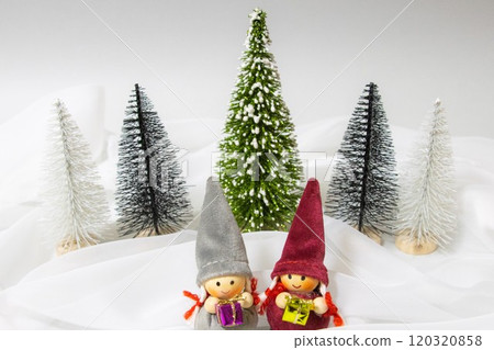 兩個女孩在雪地裡搬運禮物 120320858