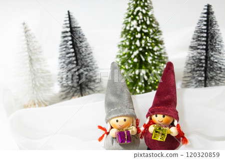 兩個女孩在雪地裡搬運禮物 120320859