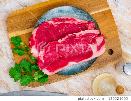 Raw veal tenderloin served with parsley 120321003