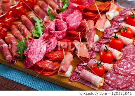 Fuet, jamon, chorizo, olives 120321041