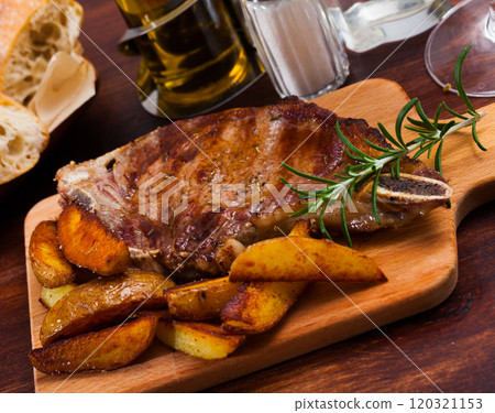 Veal entrecote with potato wedges 120321153