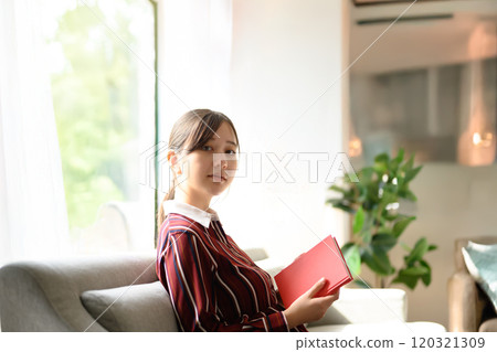 一個女人的室內肖像 120321309