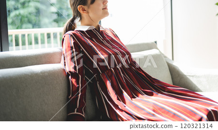 一個女人的室內肖像 120321314