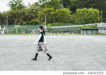 日本國中女生在校園奔跑 日本國中女生在校園奔跑 120321553