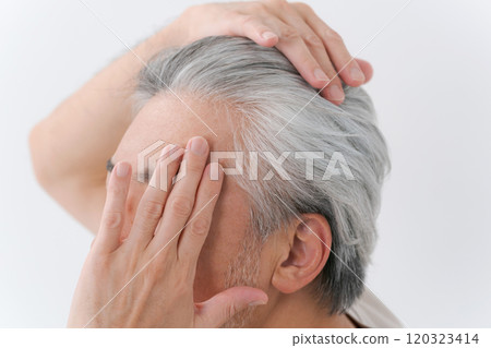 老年男性髮際線向上 120323414