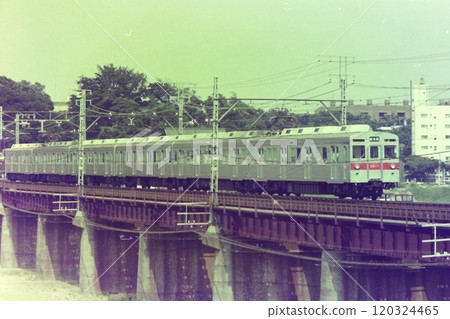 Tokyu 8500 series 8517-8000 series 4-car-8617 crossing the Tama River, July 30, 1976 Tokyu 8500 series 8517-8000 series 4-car-8617 crossing the Tama River, July 30, 1976 120324465