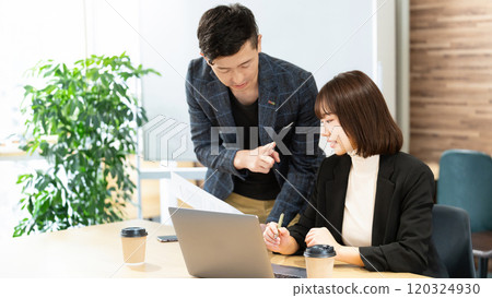 兩個商人，一男一女，開會 120324930