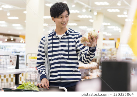 年輕人在超市購物 120325064
